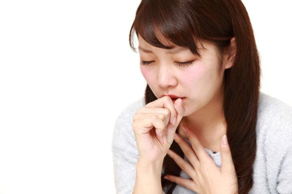 Khàn tiếng là triệu chứng điển hình của viêm thanh quản